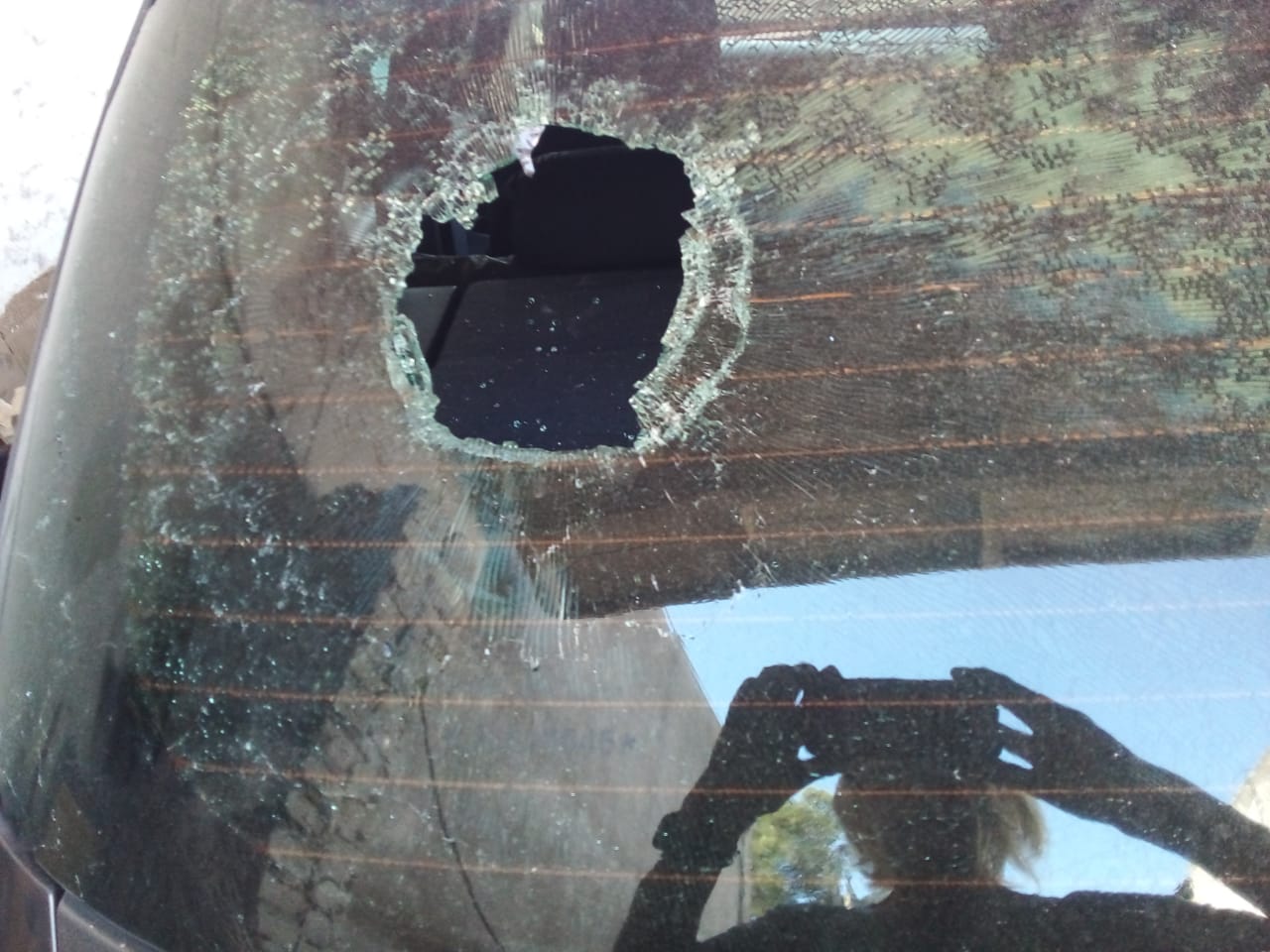 Una nueva: Rompen cristales de autos estacionados