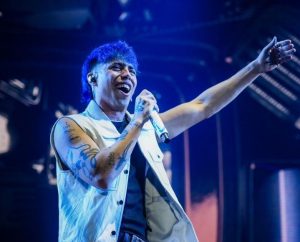 (video) Estará en la Fiesta del Trigo: Le tiraron un celular a Luck Ra en pleno show
