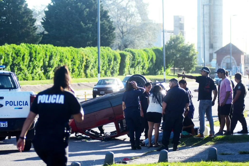 Huyó, chocó con un patrullero, volcó y fue detenido