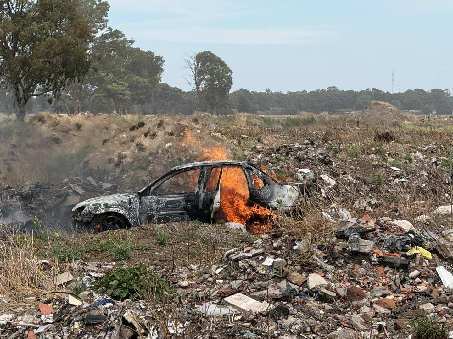 Dorrego: Se incendió un auto en el basural (video)