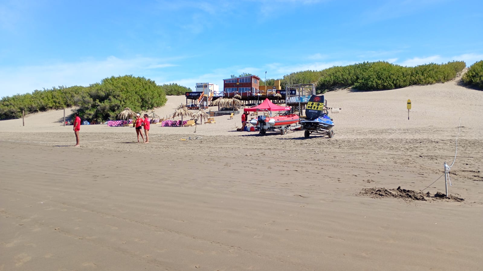 Hallaron un cuerpo flotando a mil metros de la costa en Reta. Trabajan todas las fuerzas