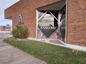 Y finalmente Anselmo reabrió los puestos de venta
