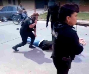 (video) Huyeron de un control, los persiguió la Policía, chocaron. La familia denuncia maltrato.