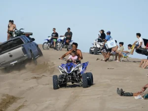 Pinamar: un juez prohibió las actividades con motos, cuatriciclos y 4×4 en los médanos de La Frontera
