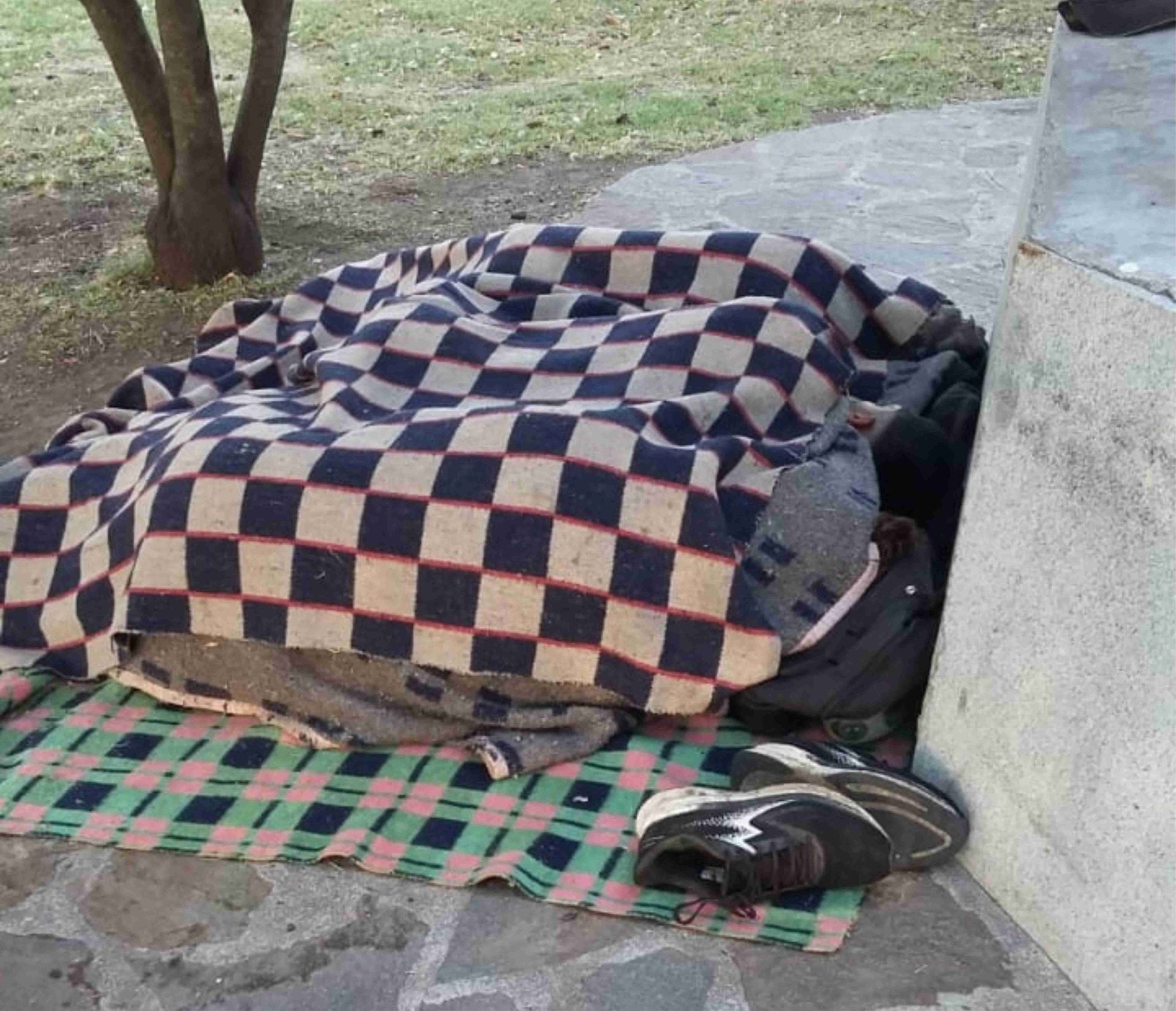 La plaza no es Camping: Afuera!!