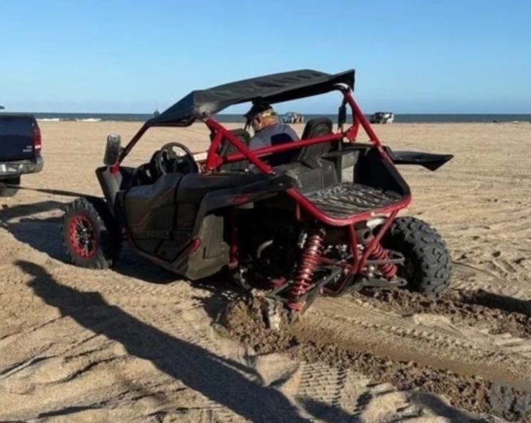 No aprendemos más: Una influencer volcó con un UTV en Villa Gesell y está grave
