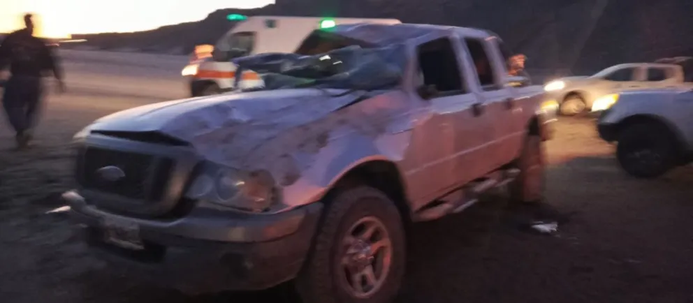 Joven lesionado al volcar una camioneta en la playa