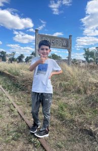 Noah, el nene que busca la historia en los pueblos y los sube a la Web