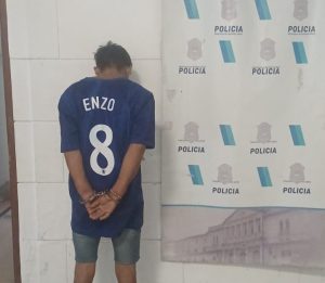 Quisieron robarle a un transportista con un arma blanca. Quedaron presos