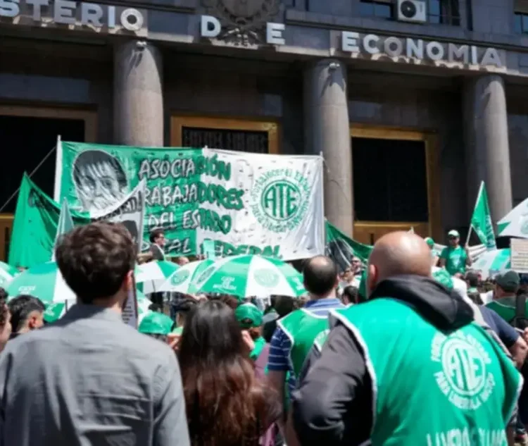 La motosierra de Milei dejó sin trabajo a más de 62 mil empleados públicos, según el INDEC.