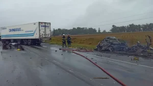 Ruta 3: Ardió un auto en  choque contra un camión. Un muerto
