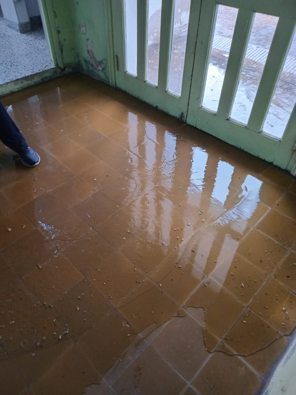 (videos)La comunidad educativa de la Escuela Nº 16 expresa su preocupación por el estado del edificio