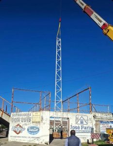 (vídeo) El Club Huracán comenzó a colocar las nuevas torres de iluminación