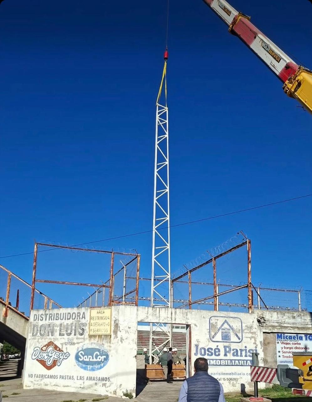 (vídeo) El Club Huracán comenzó a colocar las nuevas torres de iluminación