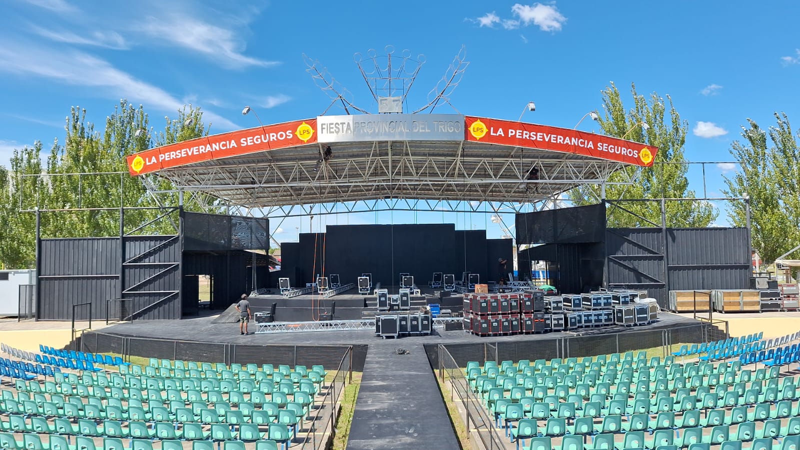 (video) El escenario de la Fiesta del Trigo comienza a ponerse a punto para los shows