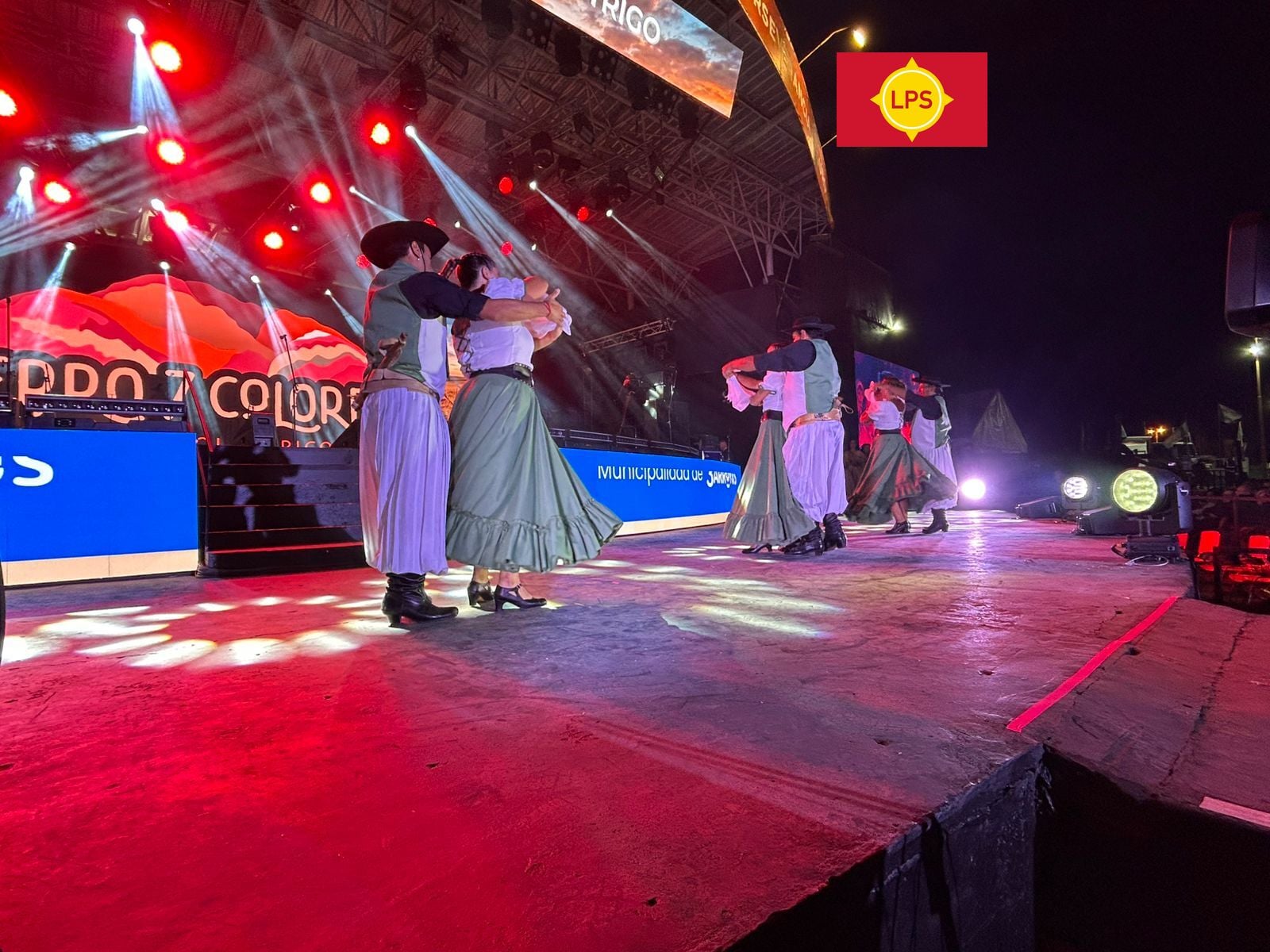 La pasión por la danza folklórica nacional de la mano del grupo Cerro 7 colores