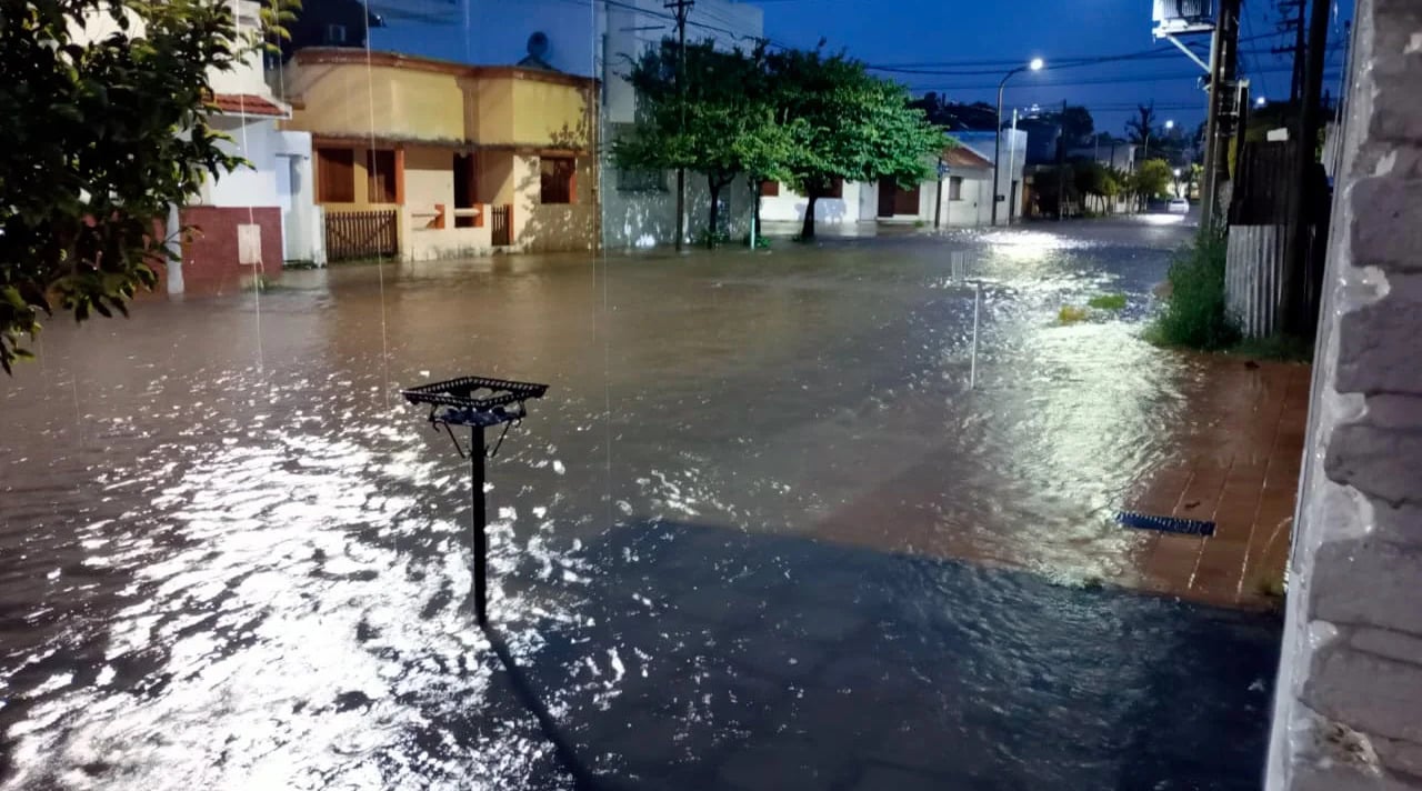 Fuerte temporal en Olavarría dejó casas inundadas y calles anegadas