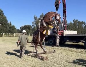 Exhiben monumento a “El Zorro” en Cascallares. Obra de Alan Arias