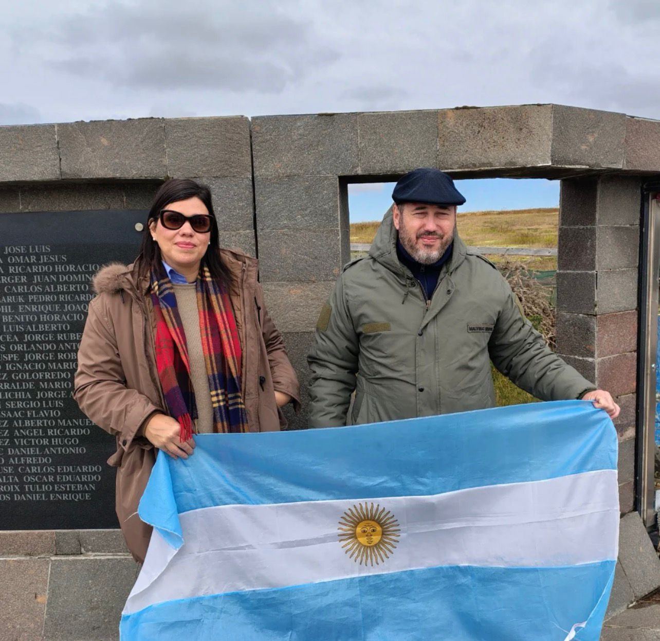 Dúo Sur Adentro: Cantó en el Cementerio de Darwin en Malvinas (audio)