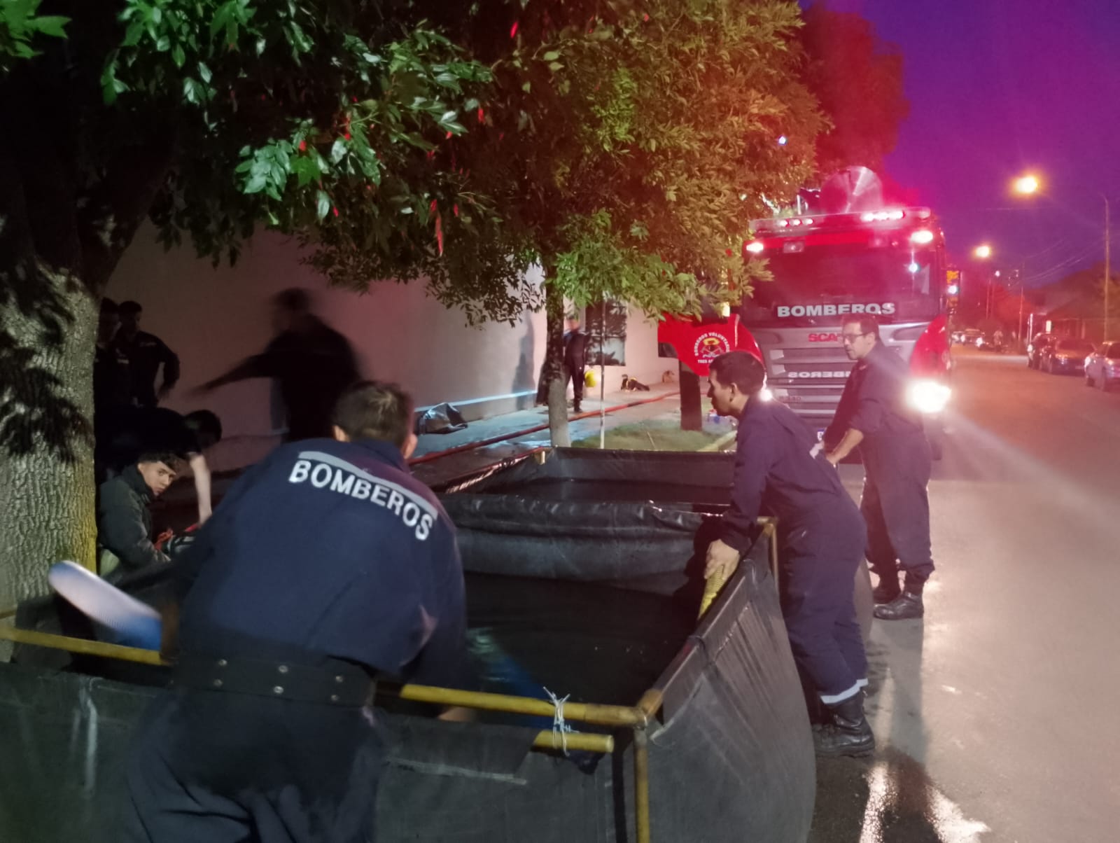 Importante incendio en Avenida del Trabajador y las vías (video)