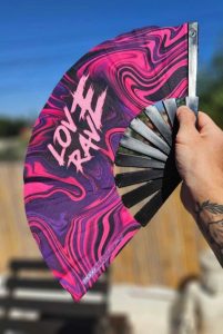 Moodit: la fábrica que transformó el abanico en el accesorio de moda del año