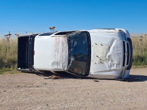 Esquivó un perro, volcó y está herido grave