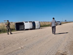 Esquivó un perro, volcó y está herido grave