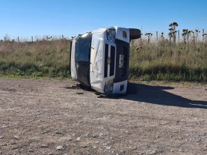 Esquivó un perro, volcó y está herido grave