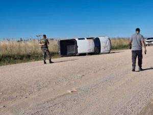 Esquivó un perro, volcó y está herido grave