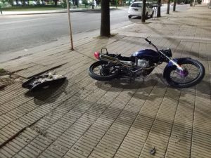 Choque en el centro: dos motociclistas al Hospital