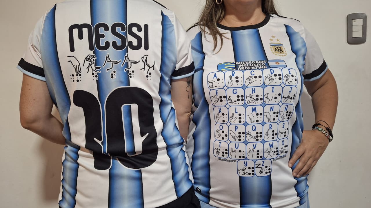 (Audio) Mendoza: Hicieron una camiseta de argentina con lengua de Señas y Braille
