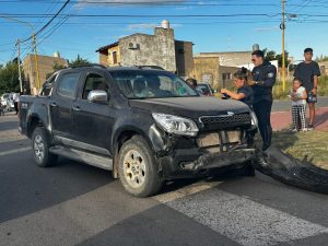 Chocaron auto y camioneta en Alberdi y Rodríguez Peña