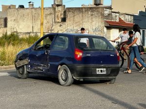 Chocaron auto y camioneta en Alberdi y Rodríguez Peña