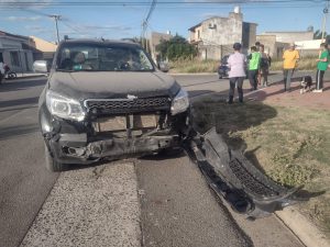Chocaron auto y camioneta en Alberdi y Rodríguez Peña