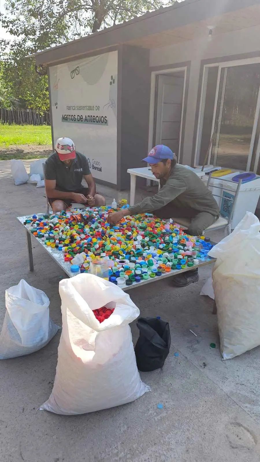 (audio)Reciclando tapitas, la Fundación Boreal diseña y entrega gratuitamente anteojos