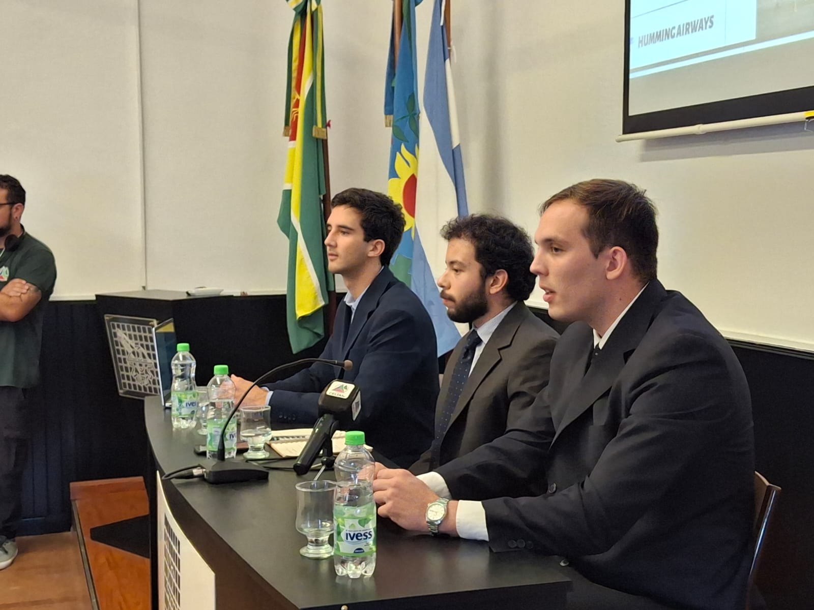 Presentaron formalmente la aerolínea Humming Airways en la Cámara Económica