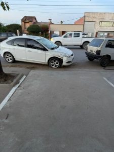 Impactante choque de autos en Caseros y Las Heras