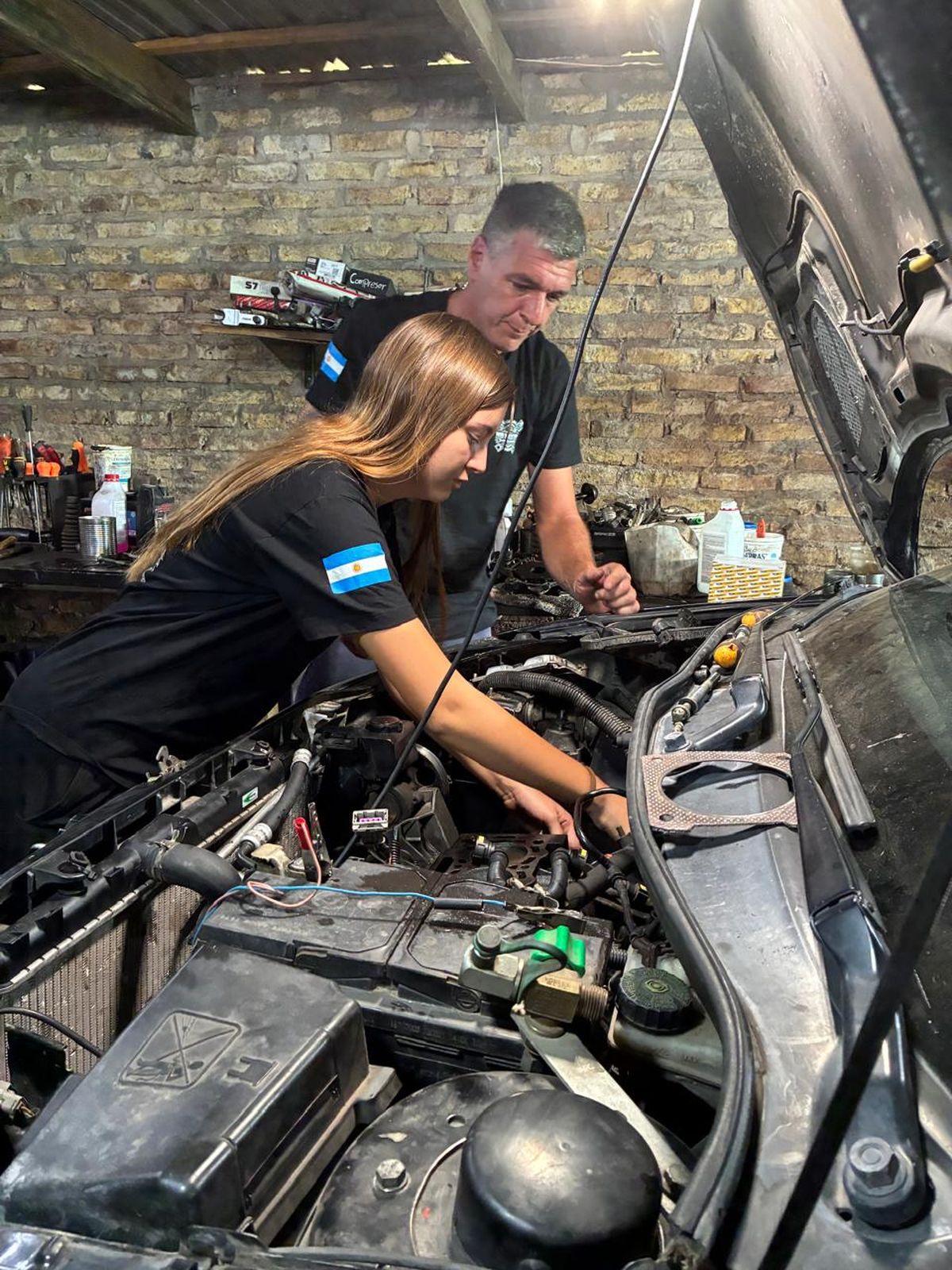 (audio) Una joven de 16 años se volvió viral por trabajar como mecánica junto a su papá