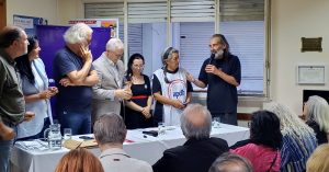 Baltasar Garzón, homenajeado en la APDH con un premio diseñado por el tresarroyense Perico Medina