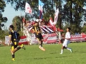 Fútbol del Ascenso: Alumni Ganó y es puntero invicto