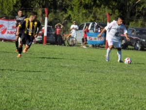 Fútbol del Ascenso: Alumni Ganó y es puntero invicto