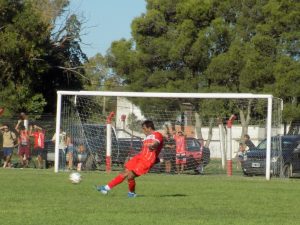 Fútbol del Ascenso: Alumni Ganó y es puntero invicto