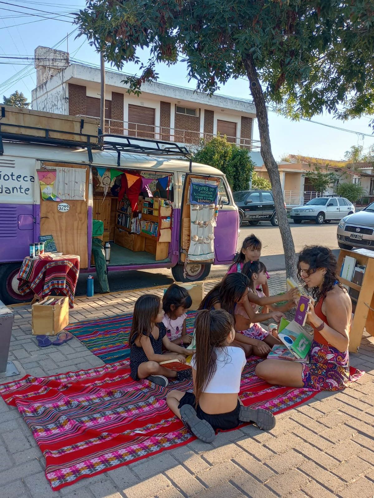 (audio) Convirtió una combi en una biblioteca rodante y lleva libros por todo el país