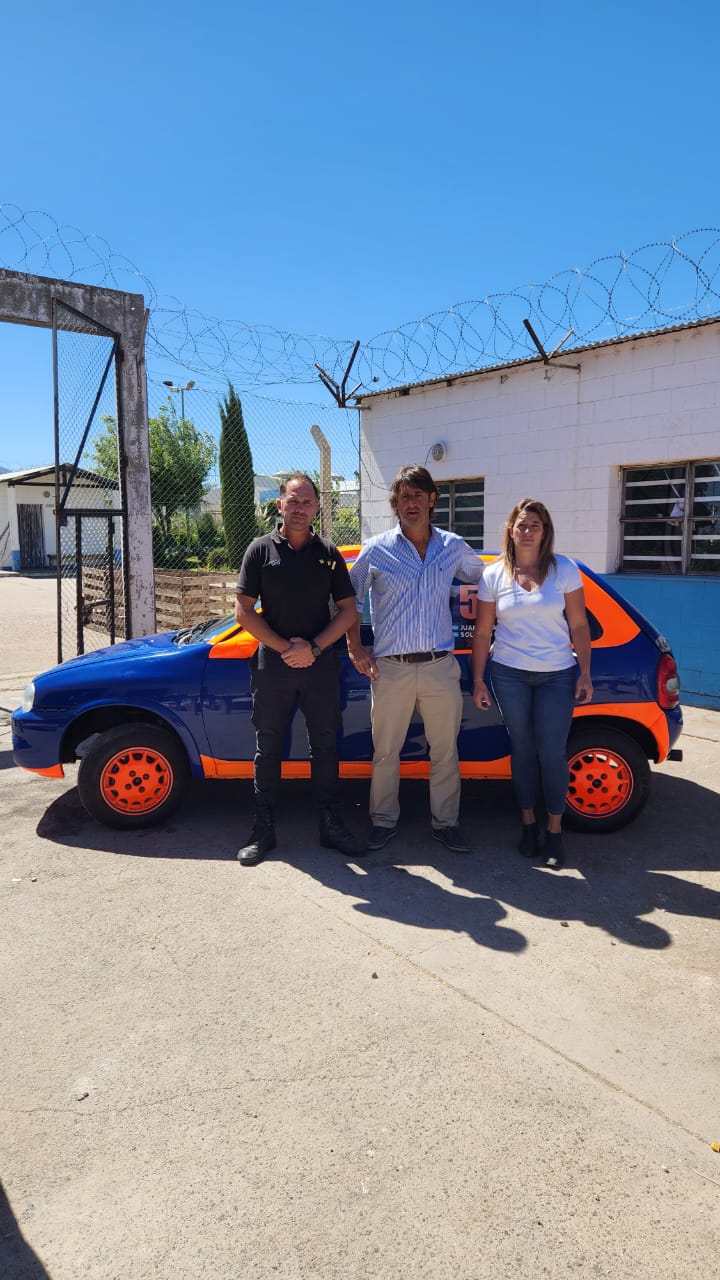 (audio) Presos de la cárcel de Saavedra reacondicionaron un auto que compite en el Rally