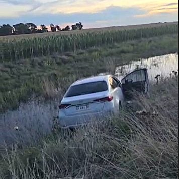 (videos)Ruta 3: chocó una rueda que se salió de otro auto y cayó al agua