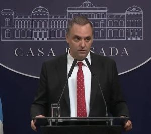 Adorni cargó contra la prensa: “Ustedes son periodistas, no jueces”