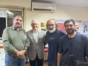 Baltasar Garzón, homenajeado en la APDH con un premio diseñado por el tresarroyense Perico Medina