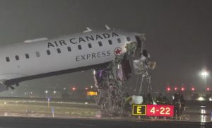 Avión choca a una autobomba en Nueva York: mueren piloto y copiloto
