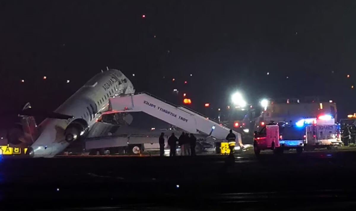 Avión choca a una autobomba en Nueva York: mueren piloto y copiloto