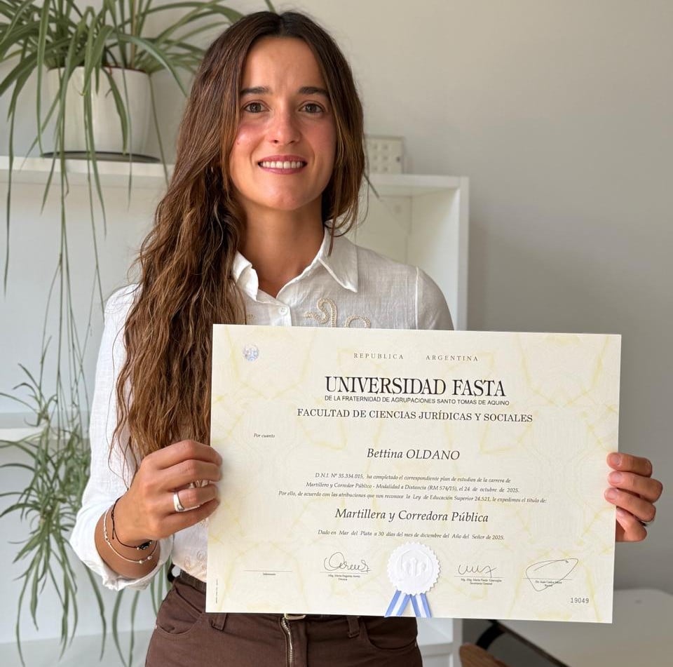 Betina Oldano se recibió en la Universidad FASTA. Cursó en el Centro de Estudios Universitarios